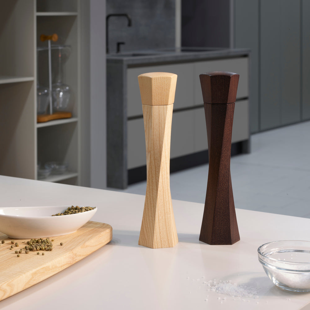 TWIST Salz- und Pfeffermühle mit Keramikmahlwerk, klein in heller Esche - Legnoart