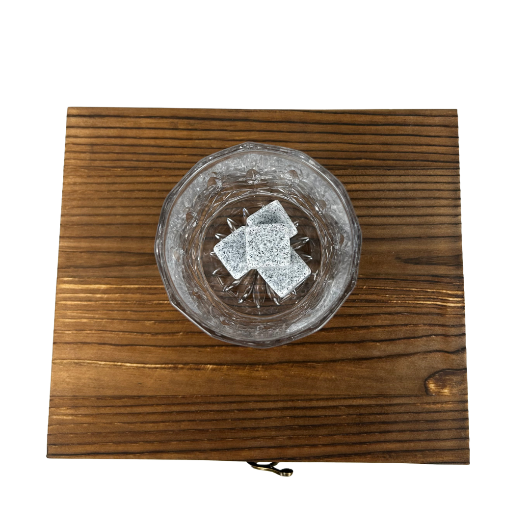 Whiskeyglas mit Eiswürfeln – HuntElite