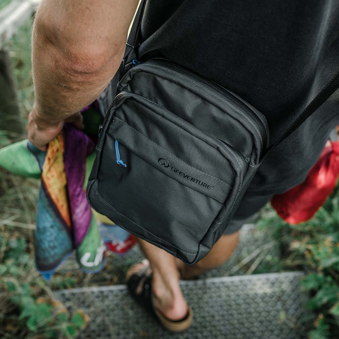 RFiD-Umhängetasche, recycelt, Grau – Life Venture