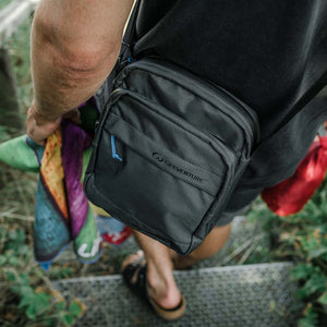 RFiD-Umhängetasche, recycelt, Grau – Life Venture