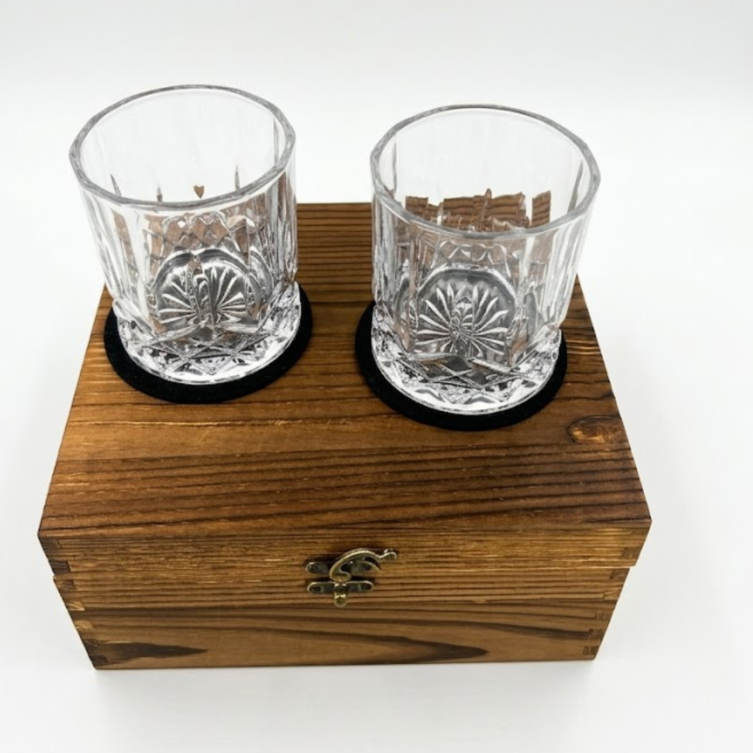 Whiskeyglas mit Eiswürfeln – HuntElite