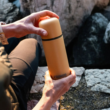 Classic Light Vakuumflasche STONE GOLD / 1.0 L – Primus
