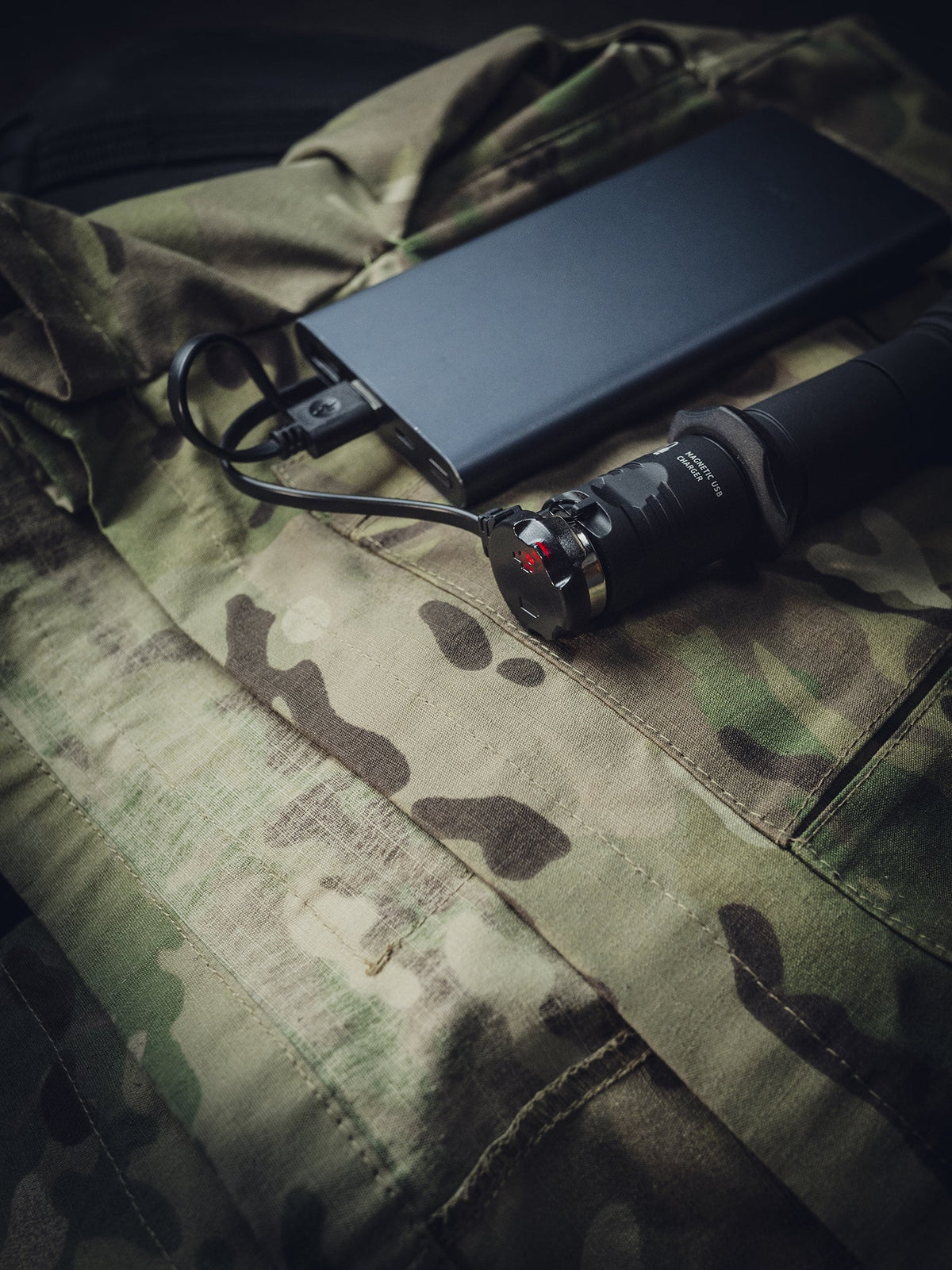 Magnetisches Ladegerät AMC-03 für taktische Taschenlampen mit magnetischem Ladeanschluss, Ausgang 1A, 2 Jahre Garantie - Armytek