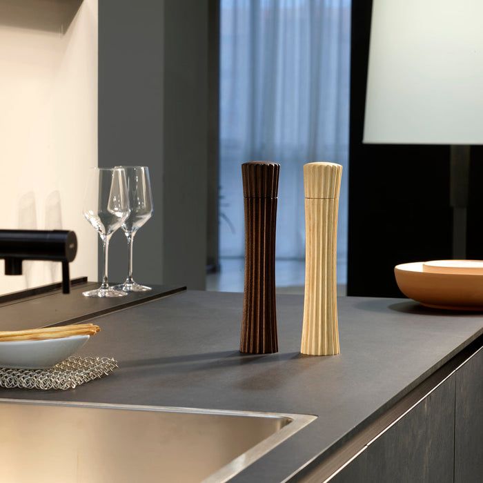 PLEATS, Salz-/Pfeffer-Keramikmühle, klein in dunkler Esche - Legnoart