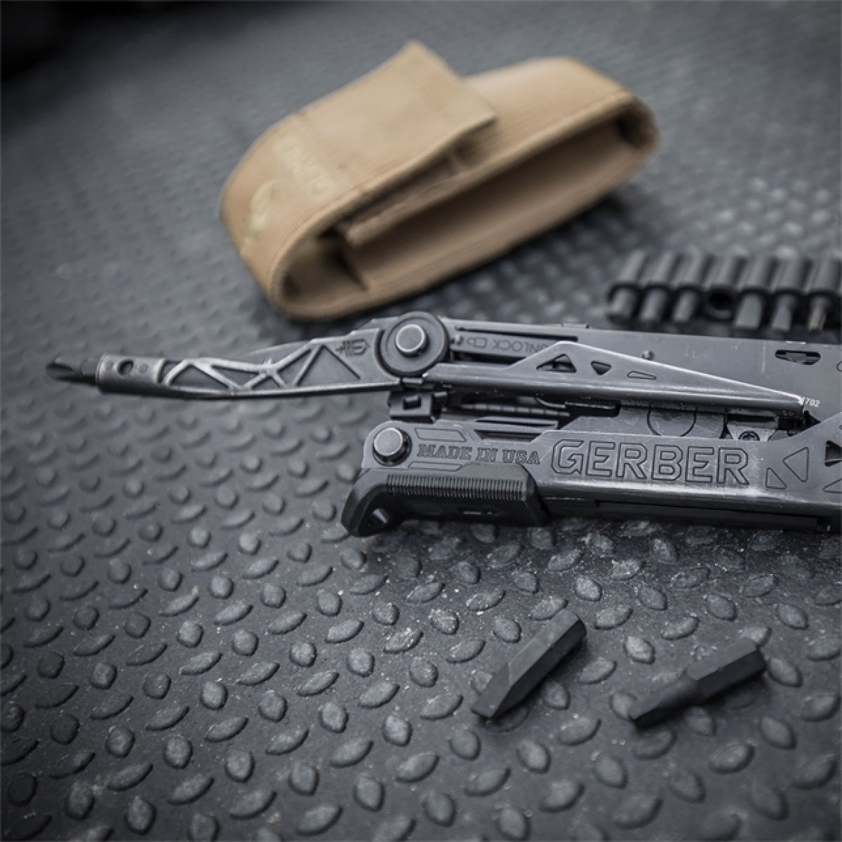 Center Drive - Schwarz (Coyote Molle Scheide) - Gerber
