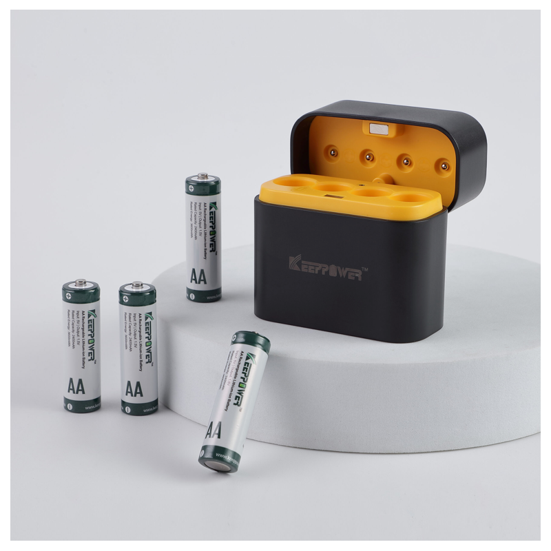 Keeppower i4 – 4 wiederaufladbare AA-Batterien mit Ladegerät