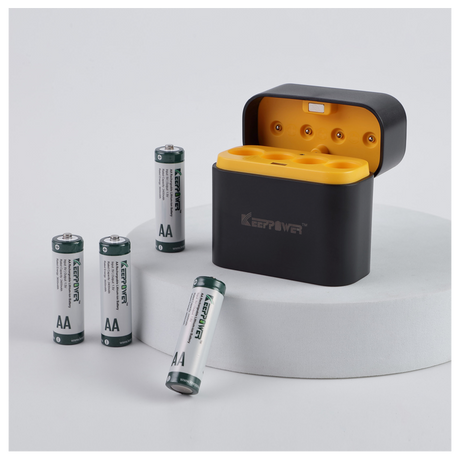 Keeppower i4 – 4 wiederaufladbare AA-Batterien mit Ladegerät