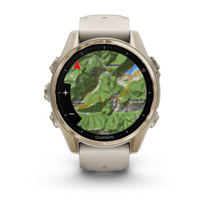 fēnix® 8 – 43 mm, AMOLED, Sapphire, Soft Gold mit Fog Grey/Dark Sandstone Silikonarmband – Garmin