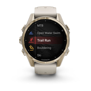 fēnix® 8 – 43 mm, AMOLED, Sapphire, Soft Gold mit Fog Grey/Dark Sandstone Silikonarmband – Garmin