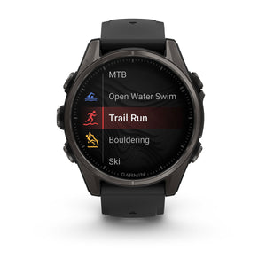 fēnix® 8 – 43 mm, AMOLED, Sapphire, Carbon Grey DLC-Titan mit Schwarz/Pebble Grey-Silikonarmband – Garmin